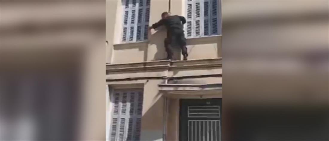 Πάτρα: Αστυνομικός σκαρφάλωσε σε μπαλκόνι για να σώσει ηλικιωμένο (βίντεο)