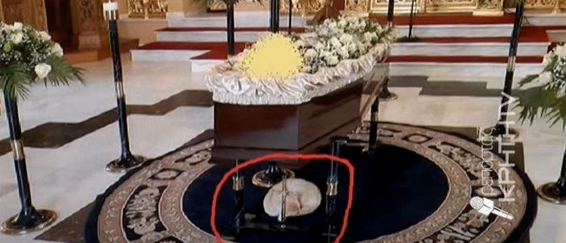 Συγκλονίζει γατάκι σε κηδεία, ακολουθεί το φέρετρο μέχρι τον τάφο (βίντεο)