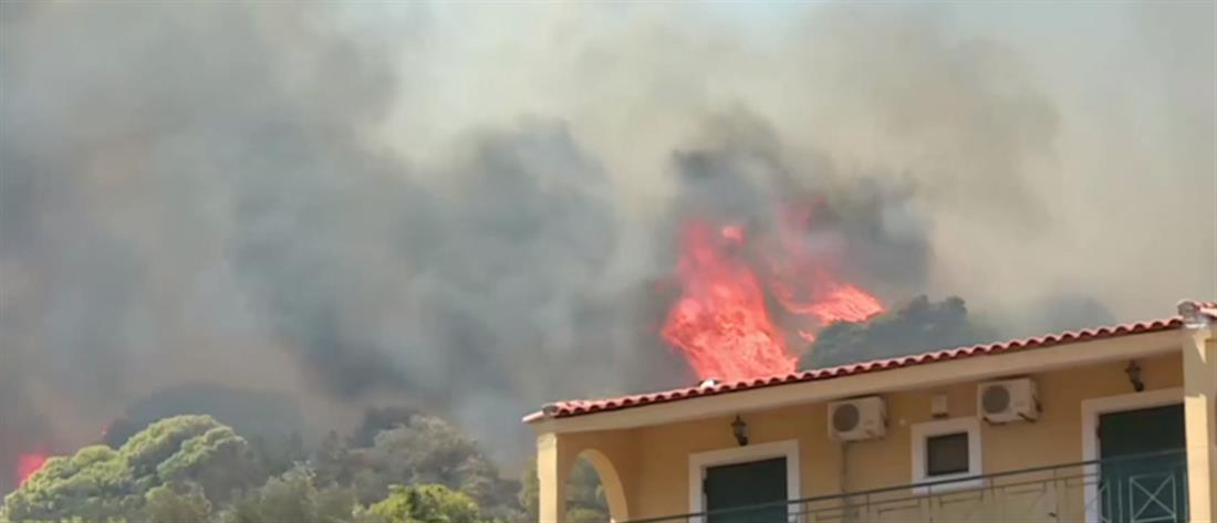 Φωτιά στην Κερατέα: μηνύματα από το 112 για εκκένωση οικισμών (εικόνες)