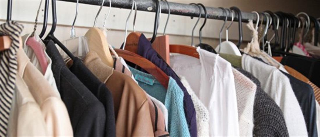 Lockdown: Πελάτες δοκίμαζαν ρούχα σε μαγαζί 