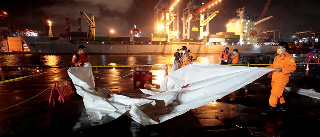 Αεροπορική τραγωδία στην Ινδονησία: εντοπίστηκαν συντρίμμια και ανθρώπινα μέλη (εικόνες)