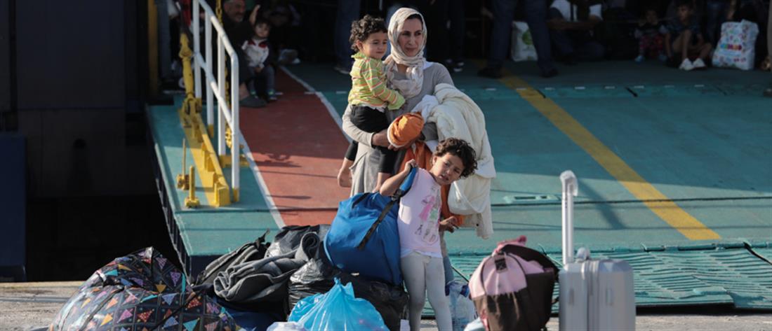 Στο λιμάνι του Πειραιά μετανάστες και πρόσφυγες από Μυτιλήνη και Χίο