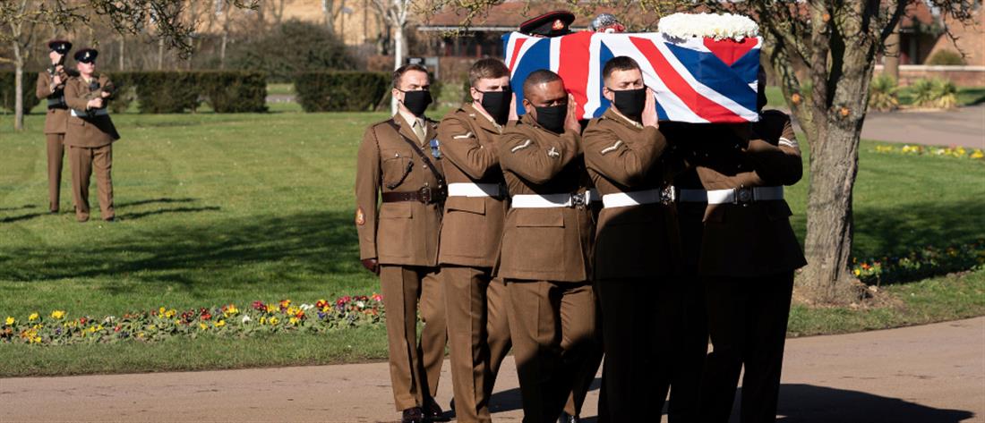 Με στρατιωτικές τιμές η κηδεία του Κάπτεν Τομ (εικόνες)