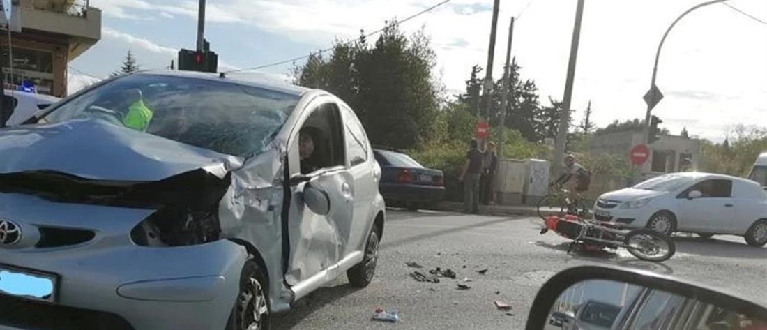 Νέα Μάκρη: Τροχαίο ατύχημα στη Λ. Μαραθώνος (εικόνες)