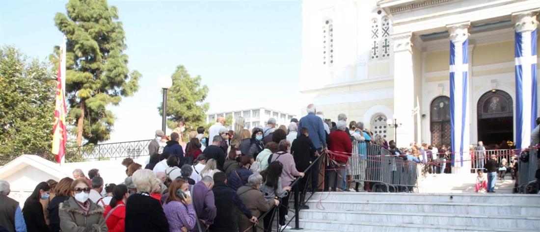Αγία Ζώνη Παναγίας - Πειραιάς: Τρεις ώρες αναμονή για να προσκυνήσουν οι πιστοί (εικόνες)