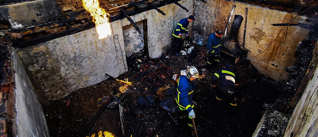 Τραγωδία: Τους καταπλάκωσε η στέγη στο φλεγόμενο σπίτι τους (εικόνες)