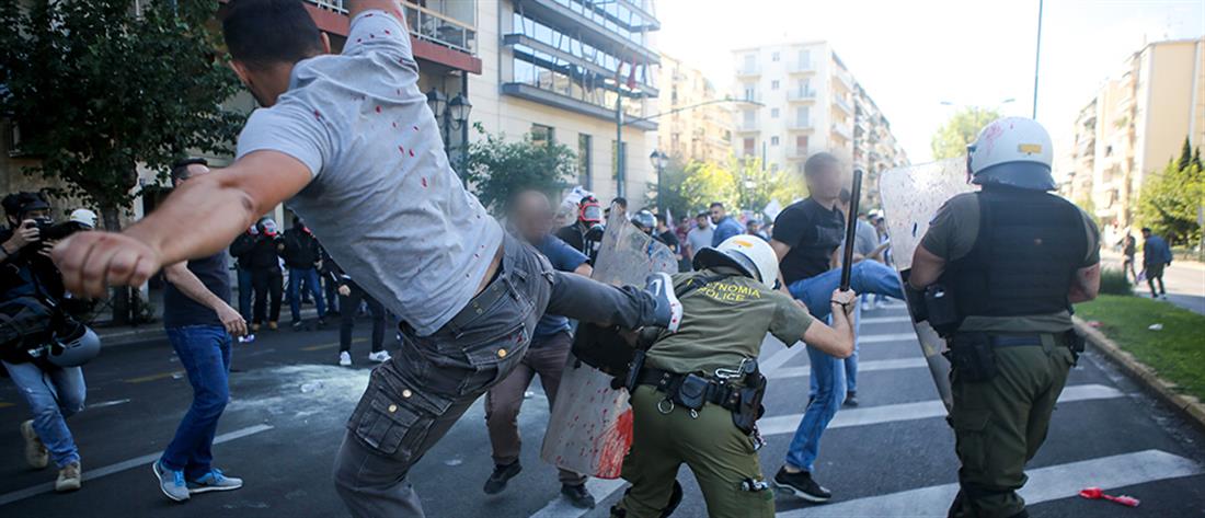 Αναγνωρίστηκε ο “καρατέκα” που κλωτσά αστυνομικό στη διαδήλωση του ΠΑΜΕ