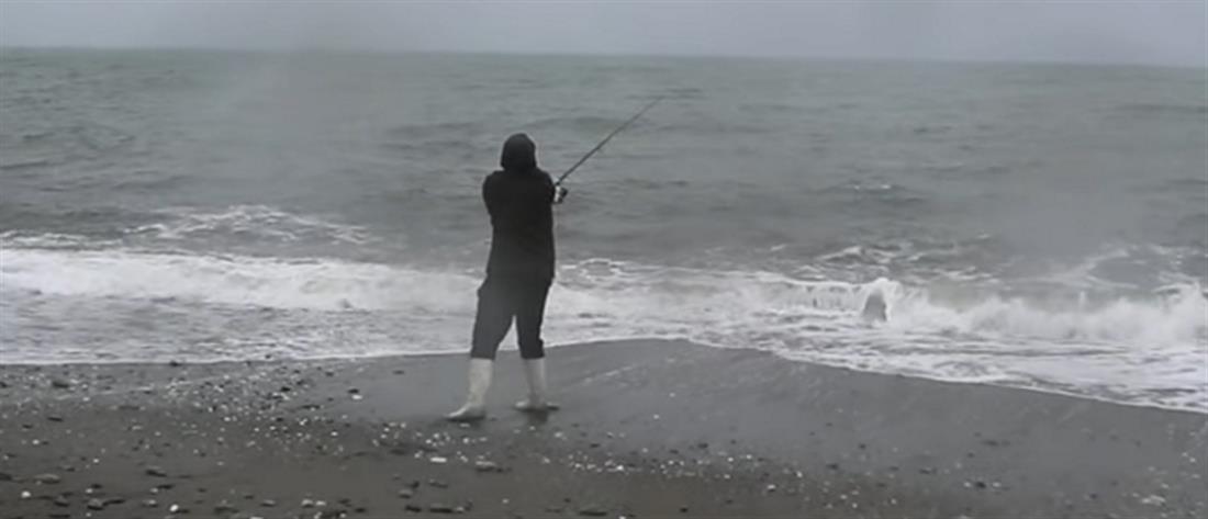 Κακοκαιρία “Αθηνά”: ένας ψαράς… παντός καιρού (βίντεο)