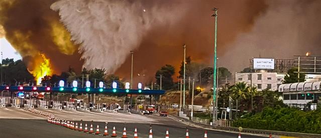 Φωτιά στην Βαρυμπόμπη: στα διόδια Αφιδνών έφτασαν οι φλόγες (εικόνες) | Κοινωνία | ANT1 News
