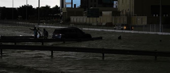 Πλημμύρες στο Ντουμπάι από τις σφοδρές νεροποντές - Το αεροδρόμιο μετατράπηκε σε λίμνη (εικόνες)