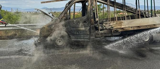 Κορινθία: Φορτηγό τυλίχθηκε στις φλόγες εν κινήσει (εικόνες)